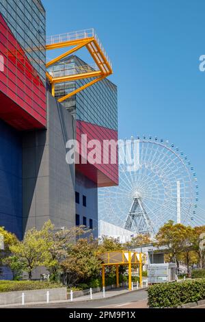 Osaka, Japan - 4. April 2023: Aquarium Kaiyukan in Osaka, Japan. Befindet sich auf der Station von Minato in Osaka, Japan, in der Nähe der Osaka Bay. Es ist eine der großen Stockfoto