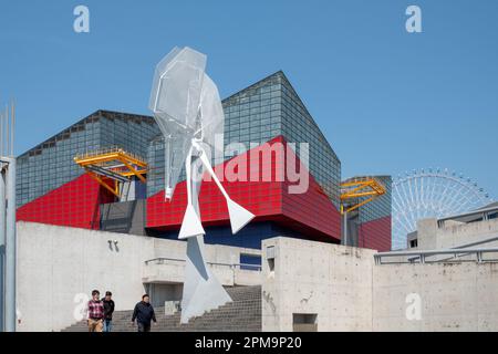 Osaka, Japan - 4. April 2023: Aquarium Kaiyukan in Osaka, Japan. Befindet sich auf der Station von Minato in Osaka, Japan, in der Nähe der Osaka Bay. Es ist eine der großen Stockfoto