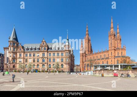 Wiesbaden, Deutschland - 4. April 2023: Dernsches Gelaende, links mit neuem Rathaus und rechts die sogenannte Marktkirche. Stockfoto