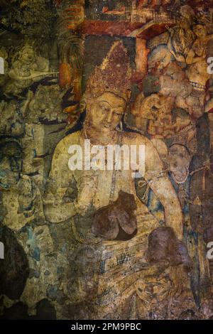 Das aus dem 5. Jahrhundert stammende Gemälde Bodhisattva Padmapani zeigt den Buddha mit einer Lotusblume in den Höhlen von Ajanta, Maharashtra, Indien. Stockfoto