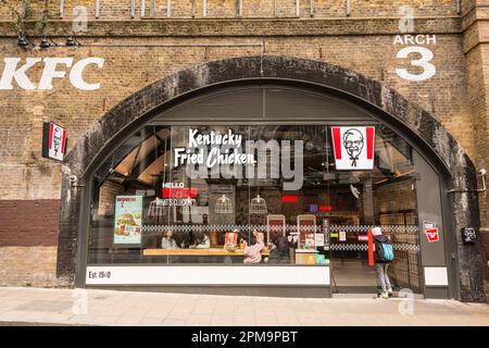 Ein Fast-Food-Restaurant Colonel Saunders Kentucky Friend Chicken in einem der Bögen vor der Waterloo Station in Waterloo, London, SE1, England, Großbritannien Stockfoto