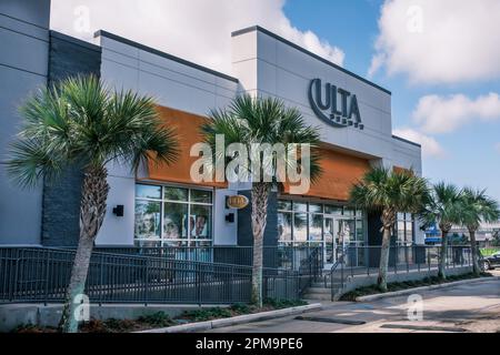 HARAHAN, LA, USA - 23. MÄRZ 2023: Vor dem Ulta Beauty Store im Elmwood Shopping Center Stockfoto