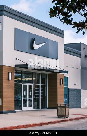 HARAHAN, LA, USA - 23. MÄRZ 2023: Vorderseite des Nike Stores im Elmwood Shopping Center Stockfoto