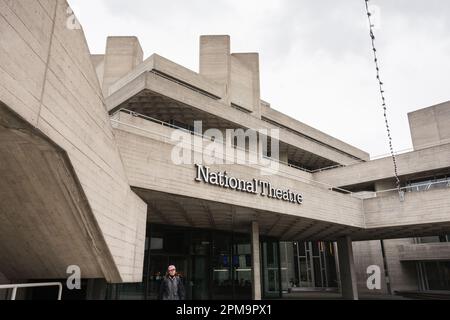 Nahaufnahme des National Theatre Building und Beschilderung, Southbank Centre, Belvedere Road, London, SE1, England, Großbritannien Stockfoto