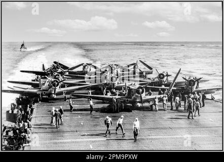 SCHLACHT VON MIDWAY 2. Weltkrieg US Douglas-TBD-1-Torpedo-Bomber entfalten ihre Flügel für den Start vom Flugzeugträger USS Enterprise während der Schlacht von Midway, 4. Juni 1942 die Schlacht von Midway war eine große Seeschlacht im Pazifischen Theater des Zweiten Weltkriegs, die vom 4. Bis 7. Juni 1942 stattfand. Stockfoto