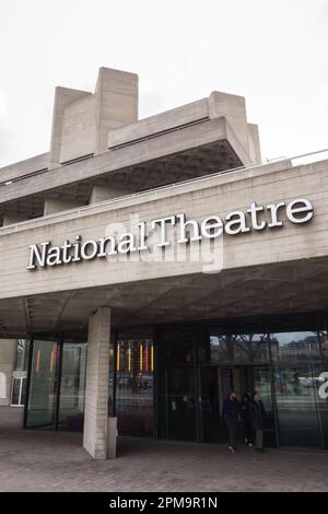 Nahaufnahme des National Theatre Building und Beschilderung, Southbank Centre, Belvedere Road, London, SE1, England, Großbritannien Stockfoto