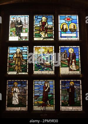 Fenster Celtic Saints, Crown Court Church of Scotland in Covent Garden, London. Weitere Panels sind RNLI, Woman's Guild und Thomas Chalmers gewidmet. Stockfoto