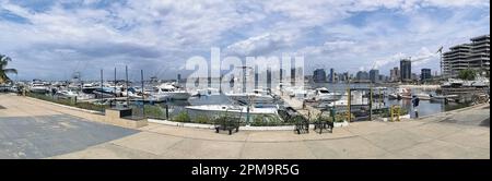 Luanda Angola - 03 12 2023 Uhr: Panoramablick auf den Yachthafen und die Innenstadt von Luanda, Bucht von Luanda, marginale und zentrale Gebäude, in Angola Stockfoto