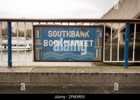 Nahaufnahme des Southbank Book Market Mosaiks auf Londons Southbank, London, SE1, England, Großbritannien Stockfoto