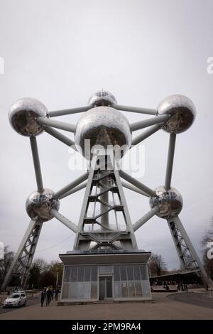 Das Atomium ist ein modernes Gebäude in Brüssel, Belgien, das ursprünglich als Herzstück der Brüsseler Weltausstellung 1958 (Expo '58) errichtet wurde Stockfoto