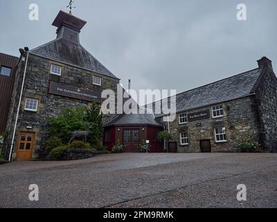 Dufftown, Schottland - 05 22 2018: Altes Steingebäude der beliebten und traditionellen Glenfiddich-Brennerei in Schottland. Stockfoto