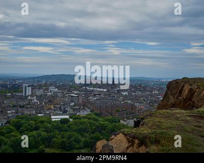 Von der Spitze des Arthurs Seat, dem berühmten Hügel in der Nähe der Stadt, haben Sie einen Blick über Edinburgh, die Hauptstadt Schottlands. Stockfoto