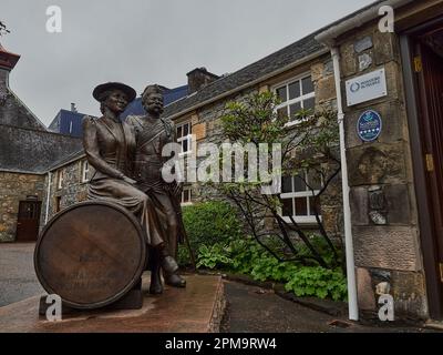 Dufftown, Schottland - 05 22 2018: Bronzestatue in der beliebten und traditionellen Glenfiddich-Destillerie in Schottland. Stockfoto