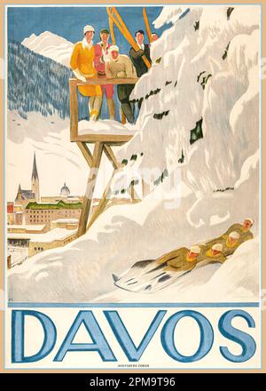 DAVOS Vintage 1918 Travel Wintersport Poster Davos Schweiz. Tobbogan-/Rodelbahn-/Schlittenrennen mit Zuschauern, die die Action im Winterschnee 1918 vom Emil Cardinaux Lithografen Wolfsburg Zürich Schweiz beobachten Stockfoto