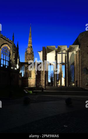 Blick in die Abenddämmerung auf die Ruinen der alten St. Michael's Cathedral, Coventry City, Warwickshire, England, Großbritannien Stockfoto