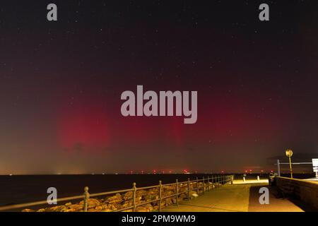 Eine seltene Ausstellung der Aurora Borealis - gemeinhin bekannt als Nordlichter - in Südengland entlang der Küste von North Kent in Herne Bay fotografiert. Stockfoto