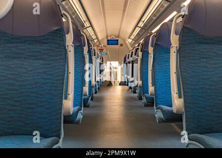 Innenausstattung eines modernen elektrischen Zuges in Slowenien mit komfortablen, sauberen, blauen Sitzen Stockfoto