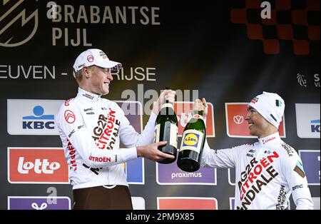 Overijse, Belgien. 12. April 2023. Französischer Dorian Godon von AG2R Citroen und französischer Benoit Cosnefroy von AG2R Citroen, abgebildet auf dem Podium nach dem eintägigen Radrennen der Herren „Brabantse Pijl“, 205,1km Uhr von Leuven nach Overijse am Mittwoch, den 12. April 2023. BELGA FOTO TOM GOYVAERTS Kredit: Belga News Agency/Alamy Live News Stockfoto