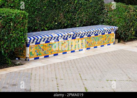 Parkbänke mit Keramikgemustern in Park, Jardines clara Campoamor, Cadiz, Andalusien, Spanien. Gartenbank. Stockfoto