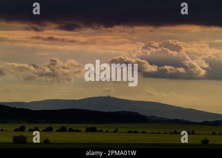 Blick auf den Brocken mit bedrohlichen Wolken Stockfoto