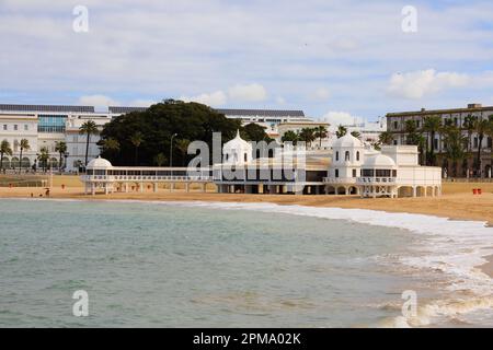 Sede Centro de Arqueologia Subacuatica, Nuestra Senora de la Palma y del Real Spa, Gebäude auf der Playa la Calata. Cadiz, Andalusien, Spanien. Sandy Bea Stockfoto