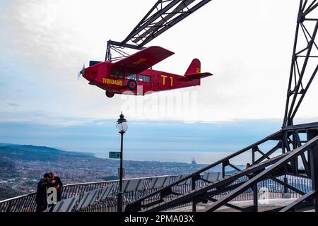 Tibidabo T1: Der berühmte Flug im Vergnügungspark Tibidabo in Tibidabo, Barcelona. Es transportiert einen wie einen riesigen Vogel über ein unglaubliches Backdro Stockfoto