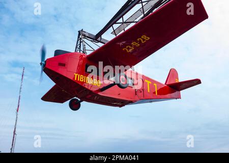 Tibidabo T1: Der berühmte Flug im Vergnügungspark Tibidabo in Tibidabo, Barcelona. Es transportiert einen wie einen riesigen Vogel über ein unglaubliches Backdro Stockfoto