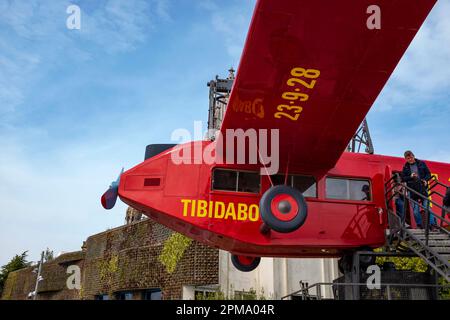 Tibidabo T1: Der berühmte Flug im Vergnügungspark Tibidabo in Tibidabo, Barcelona. Es transportiert einen wie einen riesigen Vogel über ein unglaubliches Backdro Stockfoto