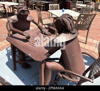 Cartagena, USA. 27. Februar 2023. Diese Skulptur der Schachspieler ist die Plaza de San Pedro Claver in der historischen ummauerten Altstadt von Cartagena, Kolumbien. Es hatte eine Zugbrücke und wurde gebaut, um die Altstadt mit Getsemani zu verbinden. Februar (Kreditbild: © Mark Hertzberg/ZUMA Press Wire) NUR REDAKTIONELLE VERWENDUNG! Nicht für den kommerziellen GEBRAUCH! Stockfoto