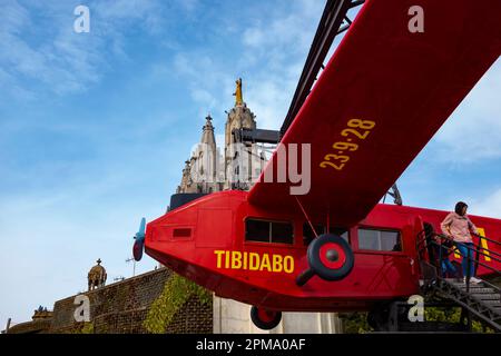 Tibidabo T1: Der berühmte Flug im Vergnügungspark Tibidabo in Tibidabo, Barcelona. Es transportiert einen wie einen riesigen Vogel über ein unglaubliches Backdro Stockfoto