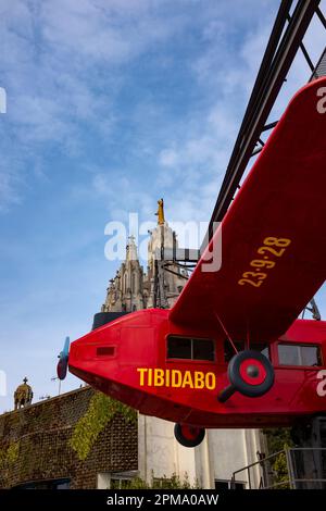 Tibidabo T1: Der berühmte Flug im Vergnügungspark Tibidabo in Tibidabo, Barcelona. Es transportiert einen wie einen riesigen Vogel über ein unglaubliches Backdro Stockfoto