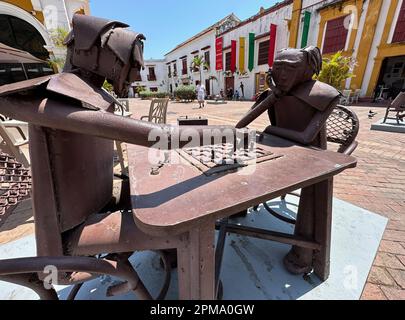 Cartagena, USA. 27. Februar 2023. Diese Skulptur der Schachspieler ist die Plaza de San Pedro Claver in der historischen ummauerten Altstadt von Cartagena, Kolumbien. Es hatte eine Zugbrücke und wurde gebaut, um die Altstadt mit Getsemani zu verbinden. Februar (Kreditbild: © Mark Hertzberg/ZUMA Press Wire) NUR REDAKTIONELLE VERWENDUNG! Nicht für den kommerziellen GEBRAUCH! Stockfoto