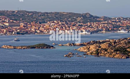 Anzeigen von Palau nach La Maddelena in Sardinien Stockfoto