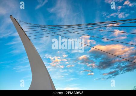 Blick auf die Ponte Ennio Flaiano bei Sonnenuntergang, Pescara, Italien Stockfoto