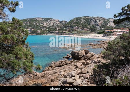 Der Strand von Baja Sardinia auf Sardinien am 18. Mai 2015 Stockfoto