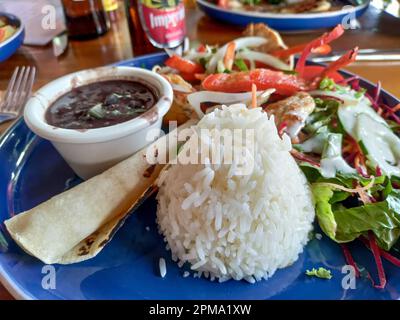 La Fortuna, Costa Rica - Casado, ein traditionelles Mittagessen in Costa Rica. Es umfasst normalerweise Reis, Bohnen, Fleisch, Mehlbananen, Salat, Und eine Tortilla. Stockfoto