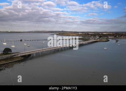 Luftaufnahme der Brücke, die hayling Island mit dem Festland von hampshire an der Südküste englands verbindet Stockfoto