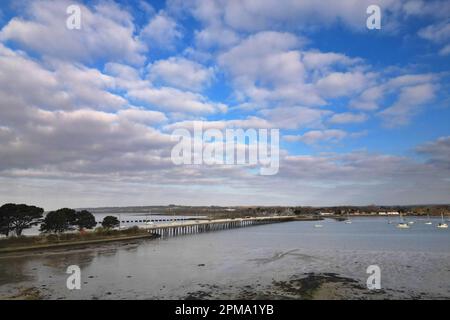 Luftaufnahme der Brücke, die hayling Island mit dem Festland von hampshire an der Südküste englands verbindet Stockfoto