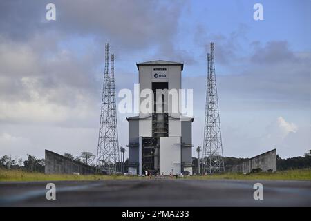 Cayenne, Frankreich. 12. April 2023. Abbildung zeigt eine Testnachbildung des Ariane 6 Raumstartsystems bei einem königlichen Besuch des Guayana Space Centre in Kourou, Französisch-Guayana, Frankreich am Mittwoch, den 12. April 2023. Am Donnerstag soll die ESA-Forschungsmission „Juice“ vom europäischen Weltraumhafen in Kourou starten. BELGA FOTO ERIC LALMAND Kredit: Belga News Agency/Alamy Live News Stockfoto