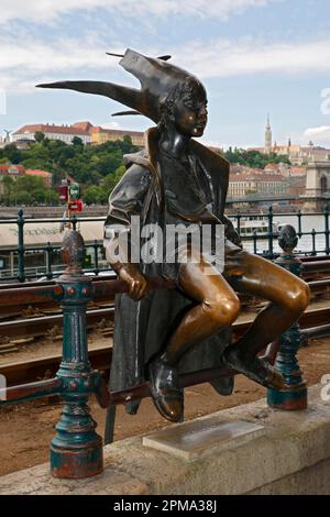 Bronzestatue auf der Donaupromenade, die kleine Prinzessin (Kiskiralylany), von Laszlo Marton, Budapest, Ungarn Stockfoto