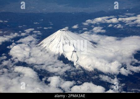 Luftaufnahme des schneebedeckten Gipfels des Fuji in Japan Stockfoto