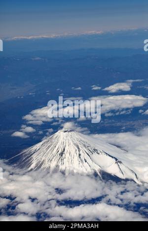 Luftaufnahme des schneebedeckten Gipfels des Fuji in Japan Stockfoto