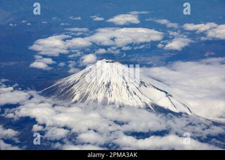 Luftaufnahme des schneebedeckten Gipfels des Fuji in Japan Stockfoto