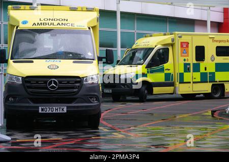 London, Vereinigtes Königreich, 11. April 2023: Ein Krankenwagen parkt vor dem University College Hospital. Junior-Ärzte streiken diese Woche für vier Tage und Menschen werden gewarnt, um Unfall- und Notfallabteilungen zu vermeiden, es sei denn, sie sind ernsthaft gefährdet. Anna Watson/Alamy Live News Stockfoto