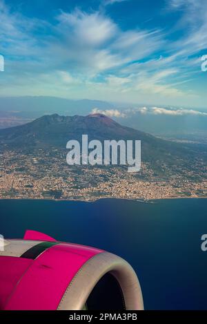 Italienischer Vesuv-Vulkan aus der Luft. Stockfoto