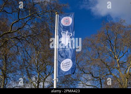 London, Großbritannien. 12. April 2023 König Karl III. Krönungsbanner wurden auf dem Russell Square vor der Krönung am 6. Mai installiert. Stockfoto