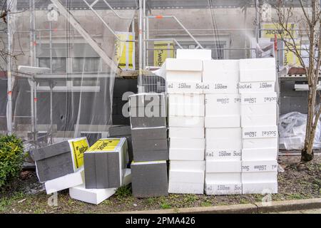 Energetische Renovierung von Wohngebäuden, älteres Wohnungsgebäude ist gerüstet, wird thermisch isoliert, Deutschland Stockfoto