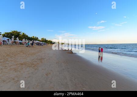 Porto Seguro, BA, Brasilien - 03. Januar 2023: Blick auf Taperapua Beach, einen Touristenstrand im brasilianischen Nordosten. Stockfoto