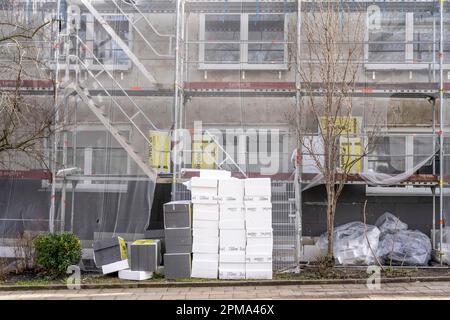 Energetische Renovierung von Wohngebäuden, älteres Wohnungsgebäude ist gerüstet, wird thermisch isoliert, Deutschland Stockfoto