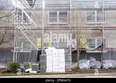 Energetische Renovierung von Wohngebäuden, älteres Wohnungsgebäude ist gerüstet, wird thermisch isoliert, Deutschland Stockfoto